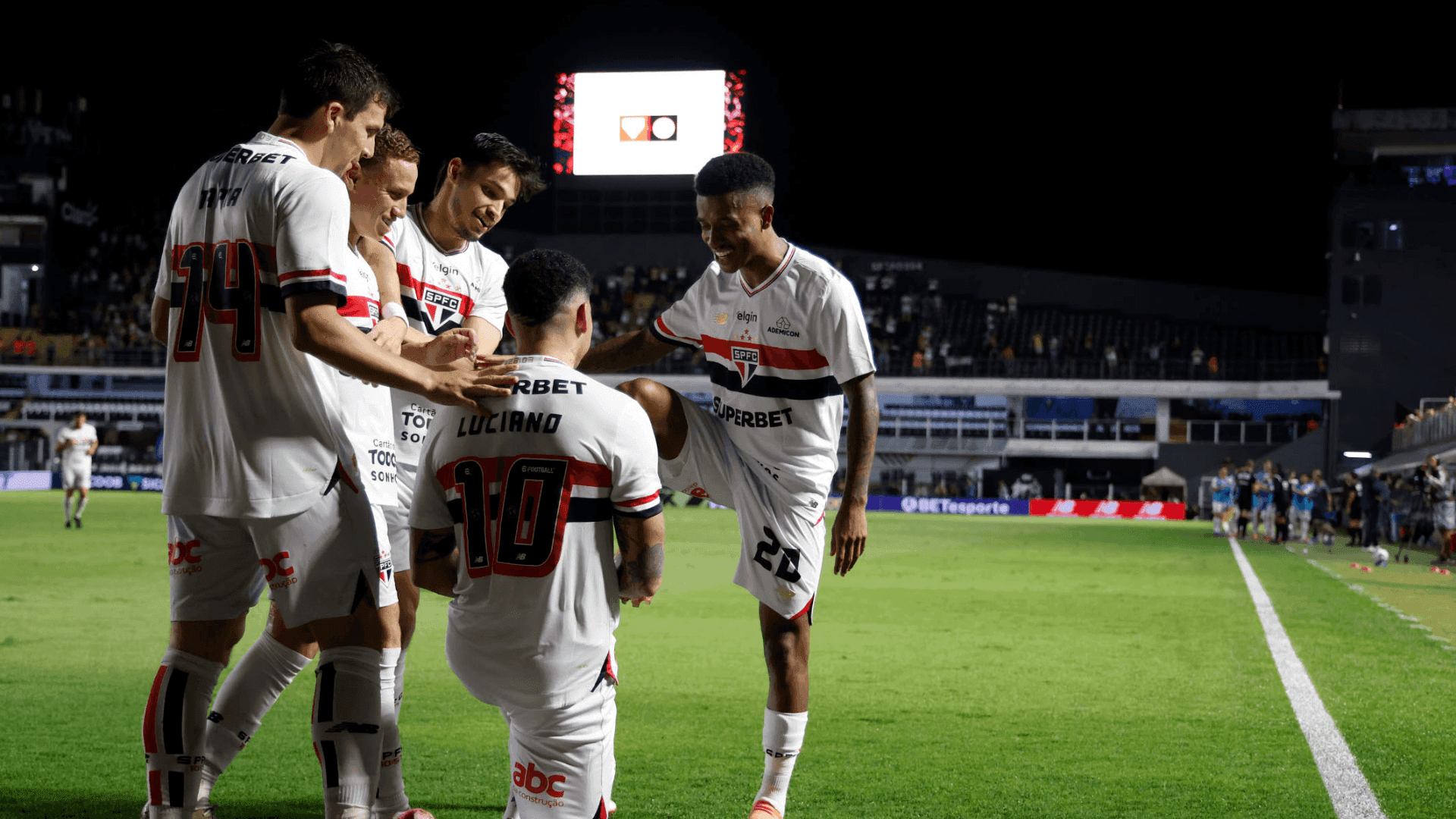 Jogadores do São Paulo comemorando contra o Internacional