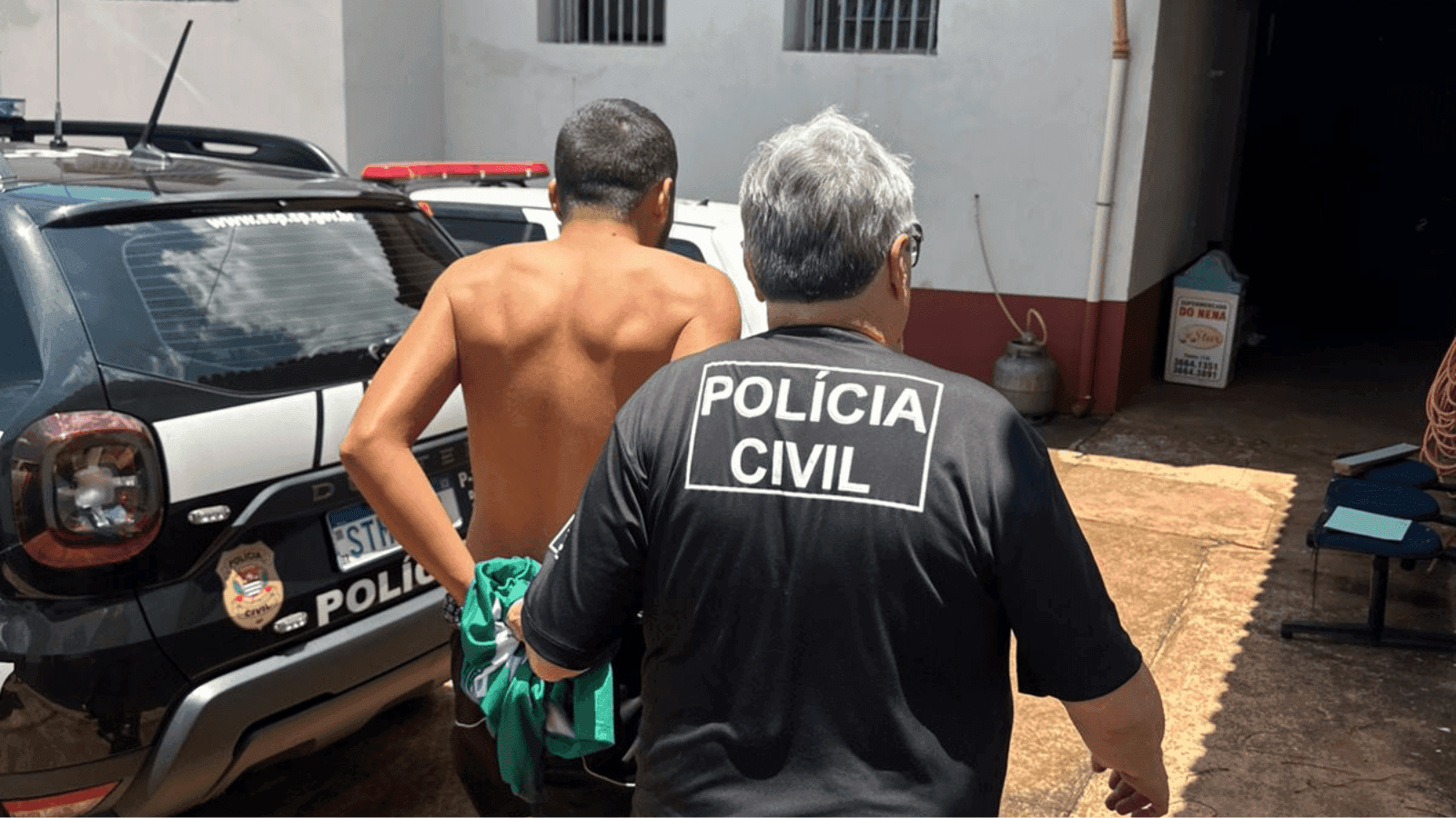 O suspeito foi abordado no inteiro da residência onde mora
