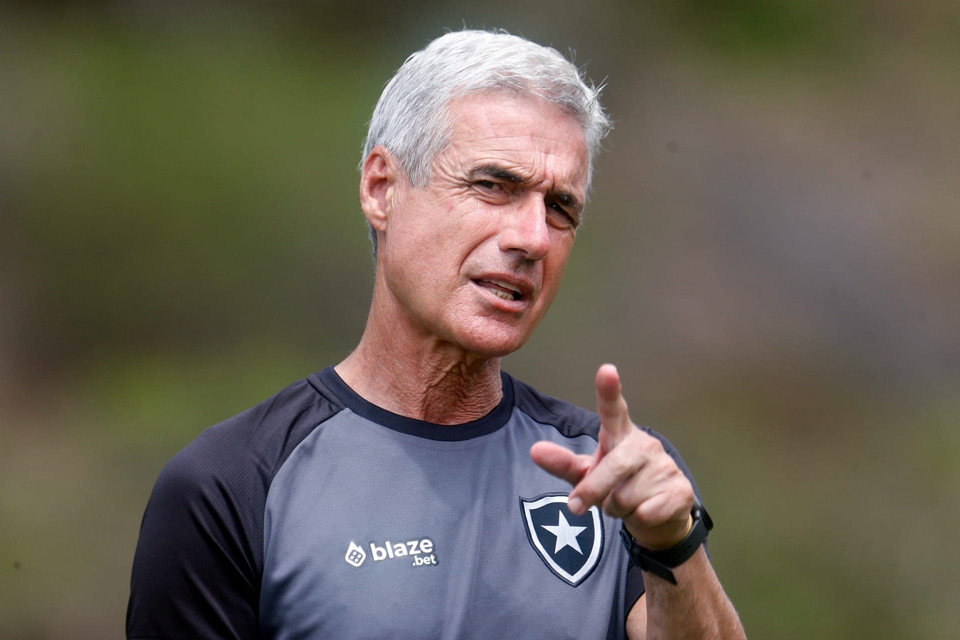 Técnico Luís Castro durante sessão de treinamentos do Botafogo, em outubro de 2022