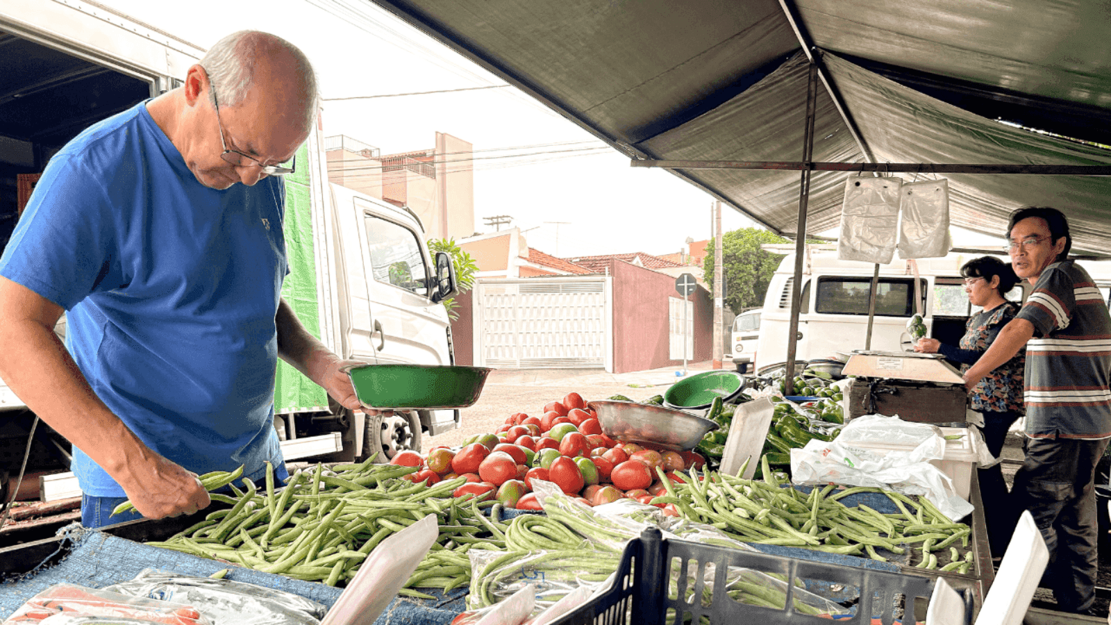 Feirantes passam oferecer produtos frescos nesta sexta-feira (5)