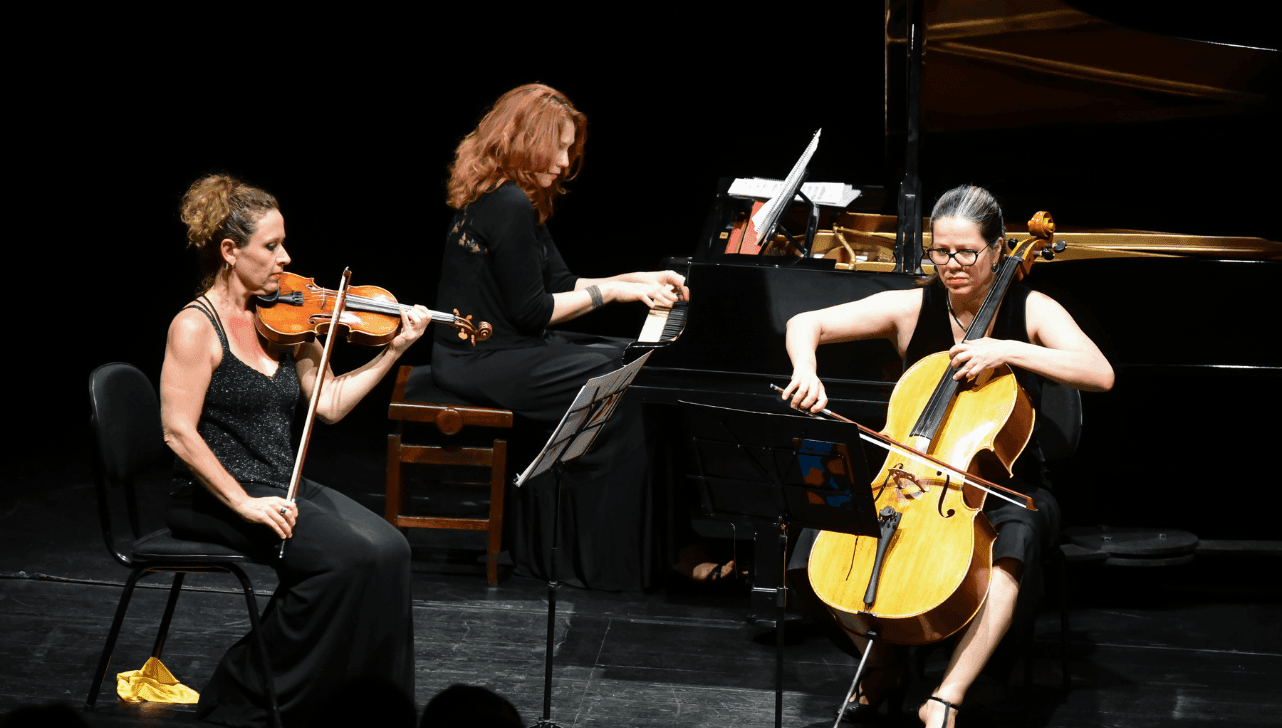 Karin Fernandes (piano), Ana de Oliveira (violino) e Adriana Holtz (violoncelo)