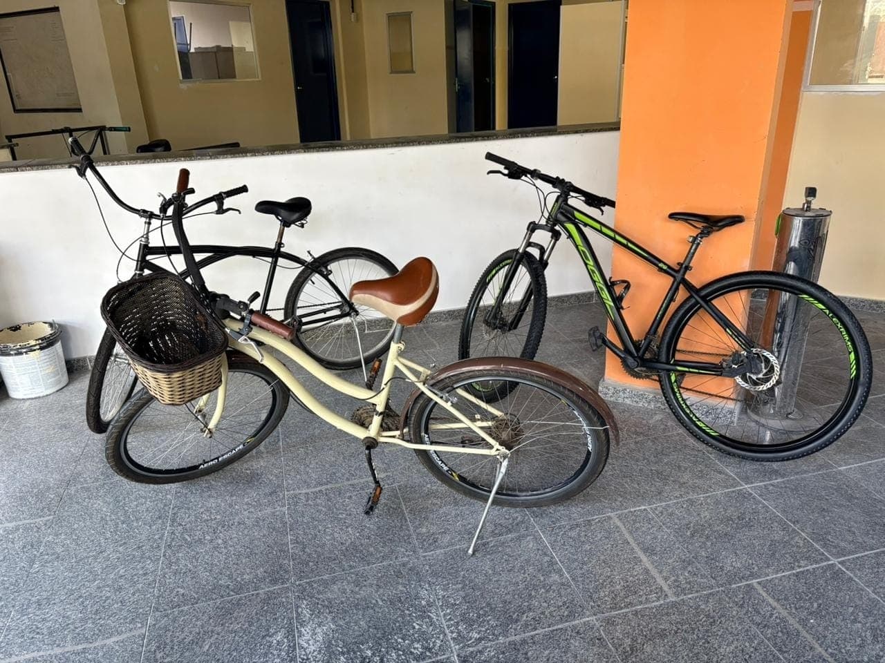 No local, os agentes também localizaram três bicicletas de origem ilícita