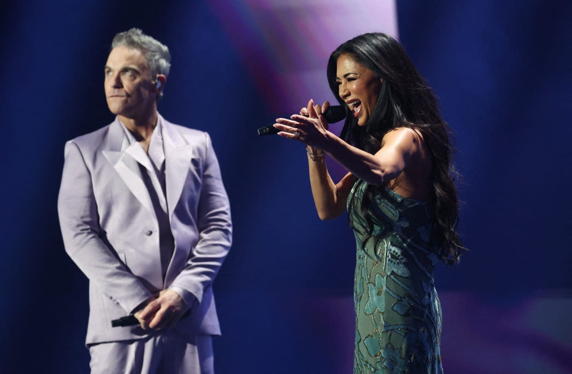 Robbie Williams e Nicole Scherzinger duetam hino oficial da FIFA