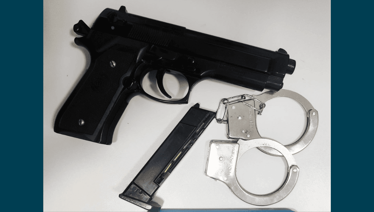 Uma réplica de pistola, um par de algemas e um rádio foram apreendidos