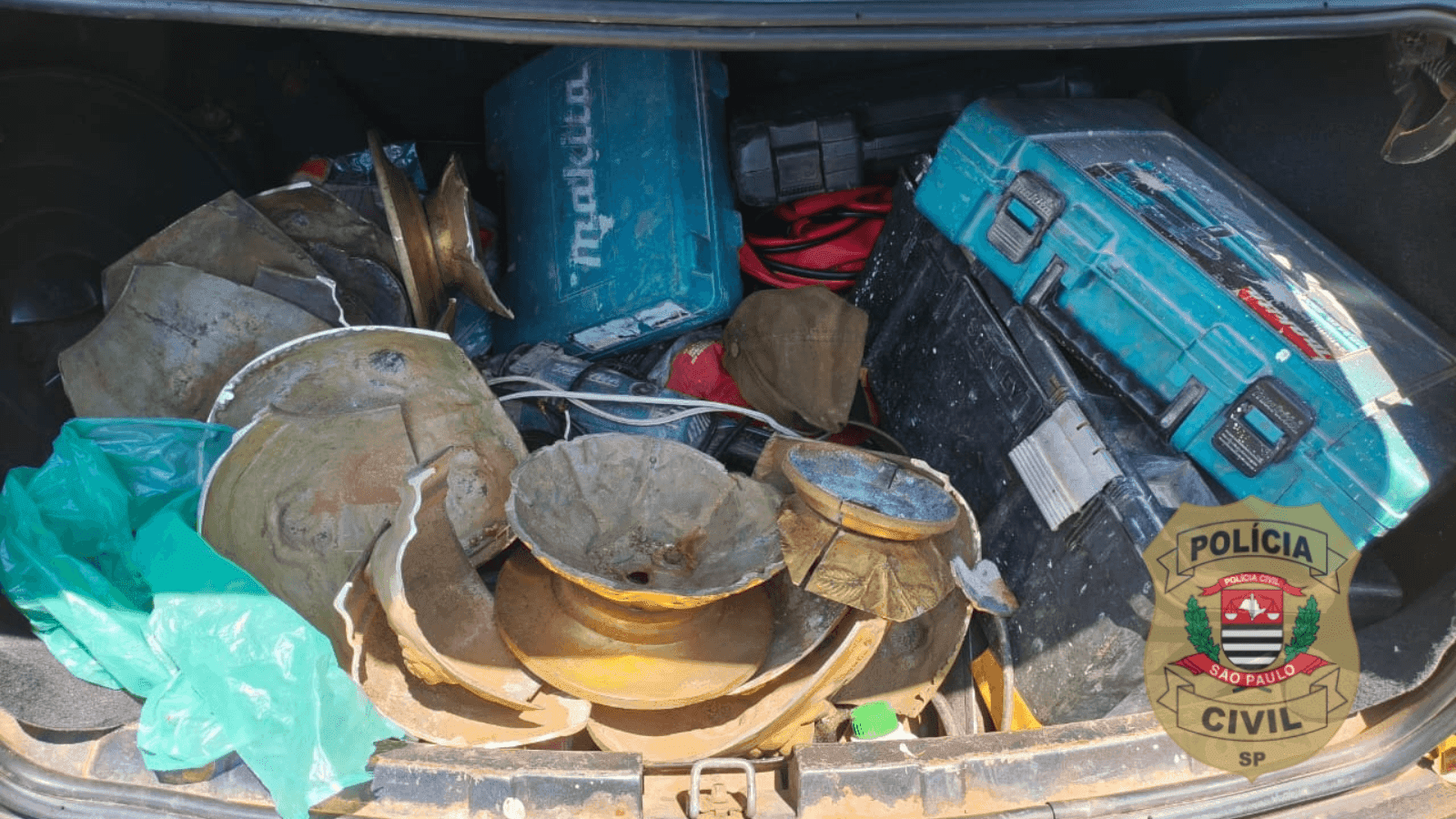 Veículo é apreendido transportando 38 quilos de peças de bronze