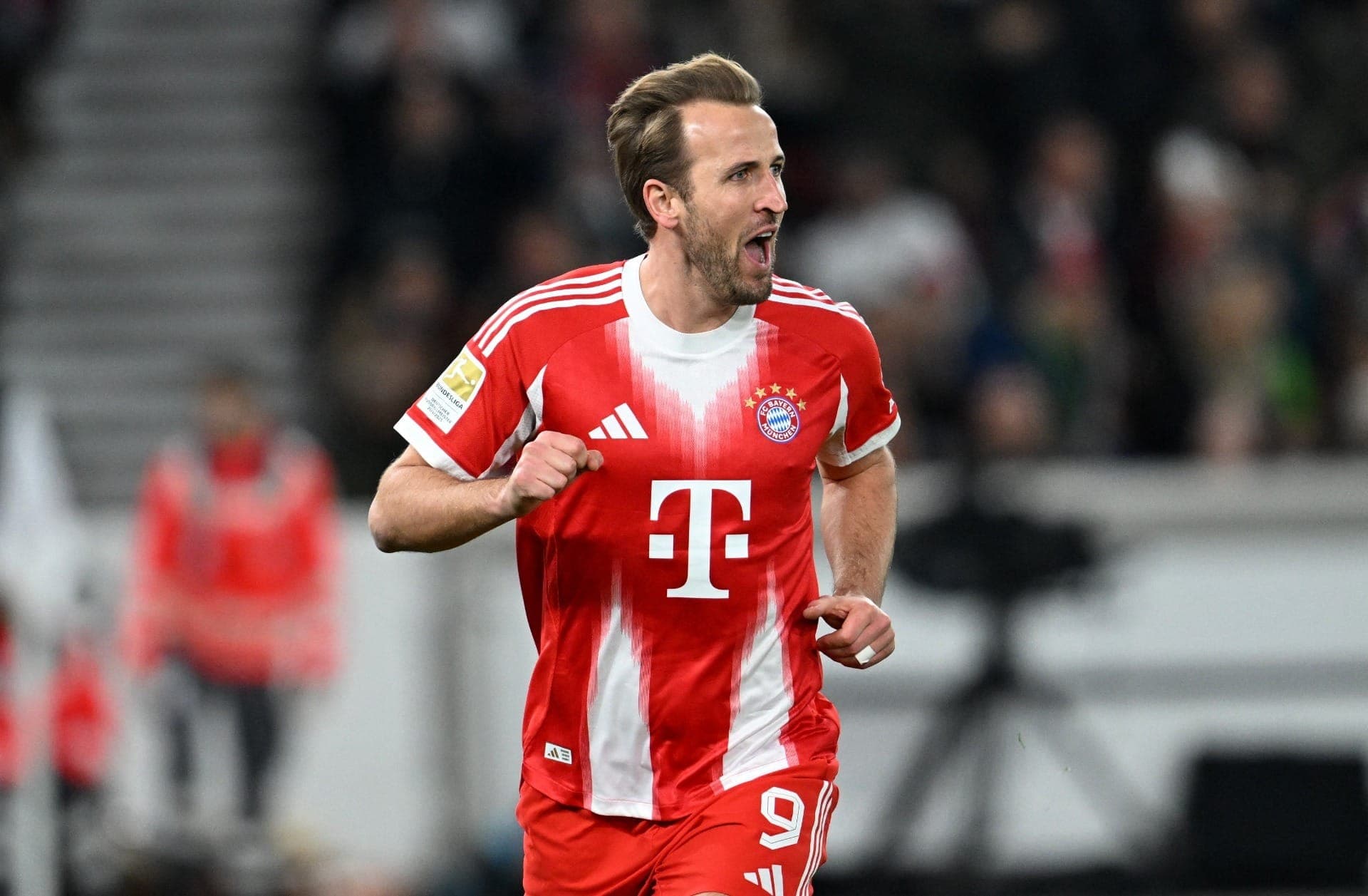 Harry Kane comemora gol do Bayern contra o Stuttgart