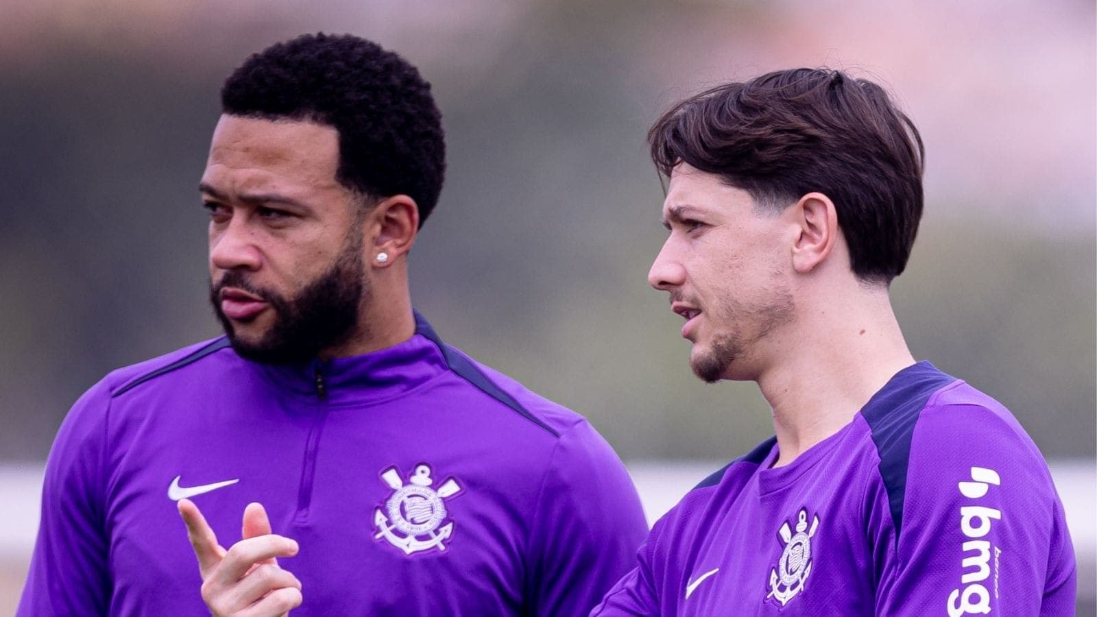 Memphis Depay e Rodrigo Garro em treino no Corinthians