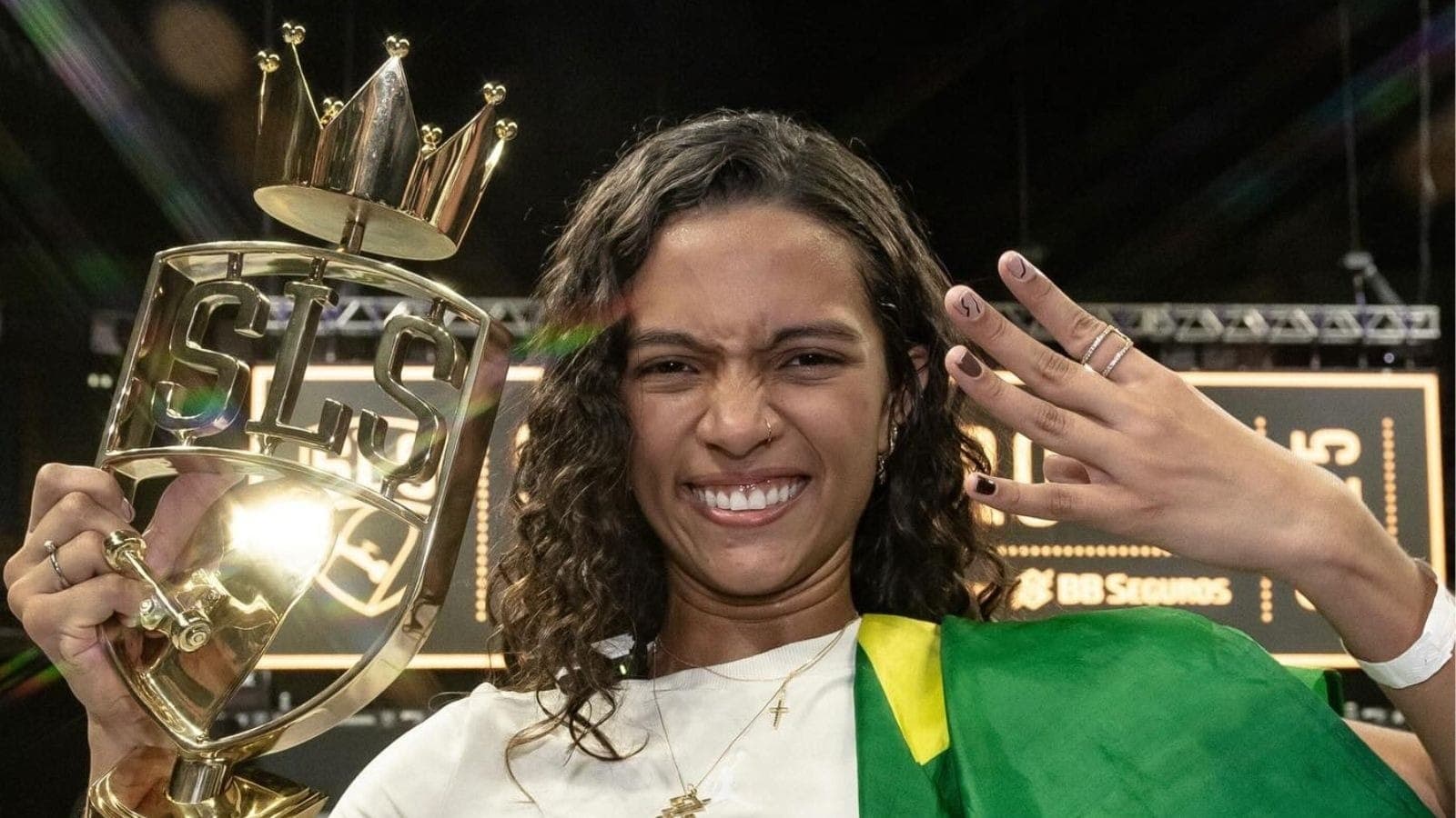 Rayssa Leal comemora título da SLS Super Crown em SP