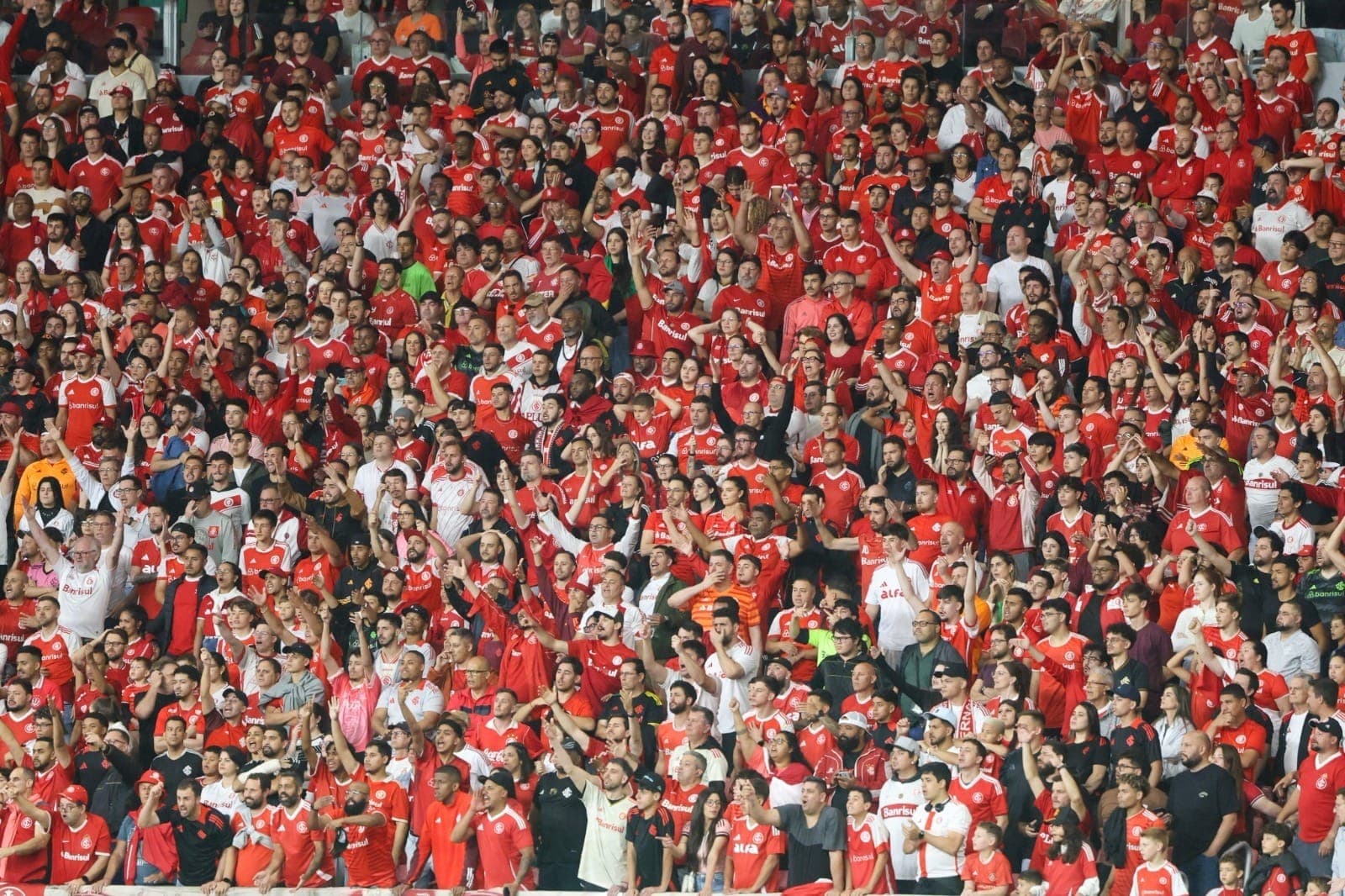 Torcida do Inter protesta antes do jogo decisivo contra o Bragantino no Beira Rio