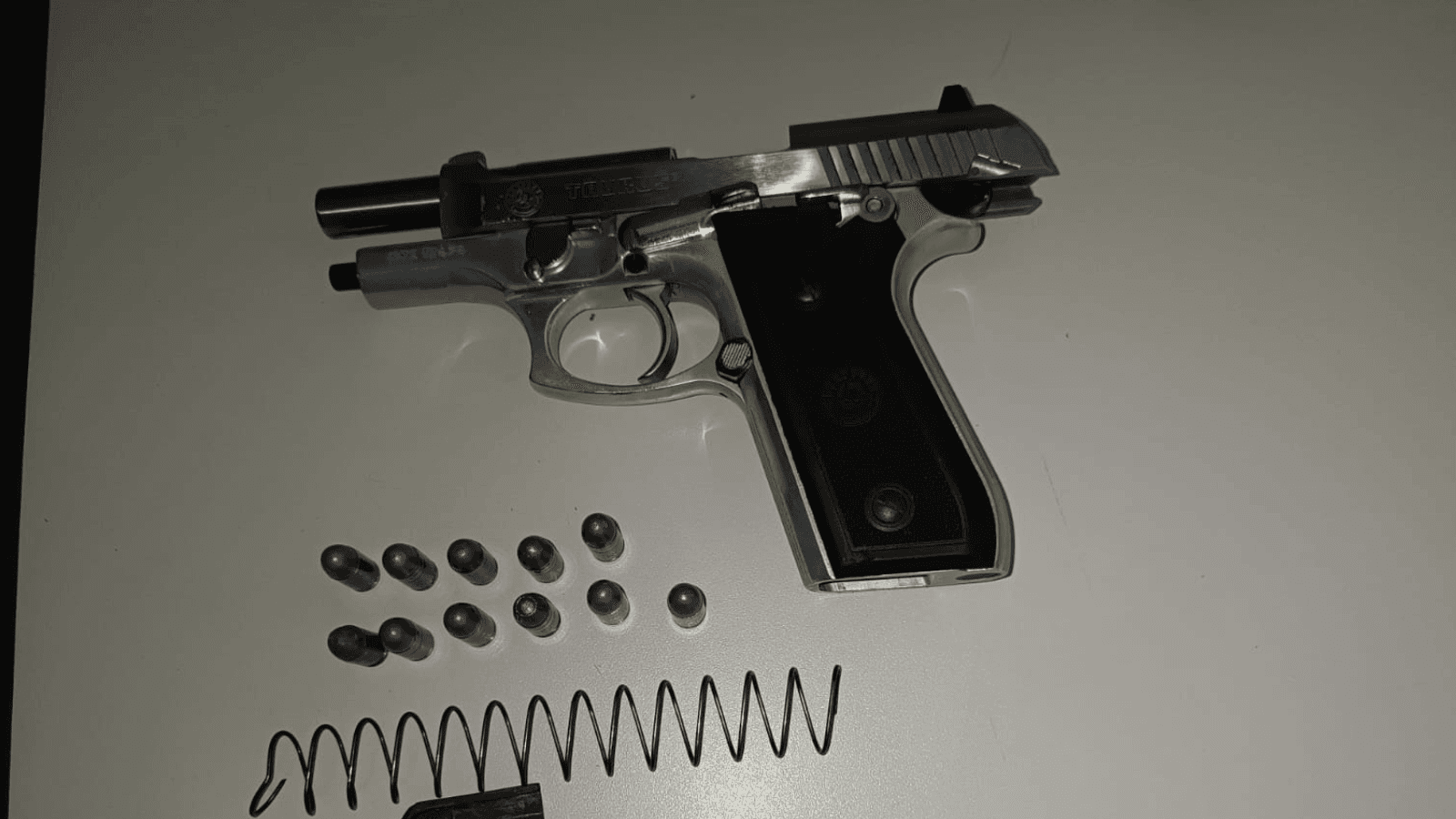 A polícia descobriu que a arma foi furtada na cidade de Assis