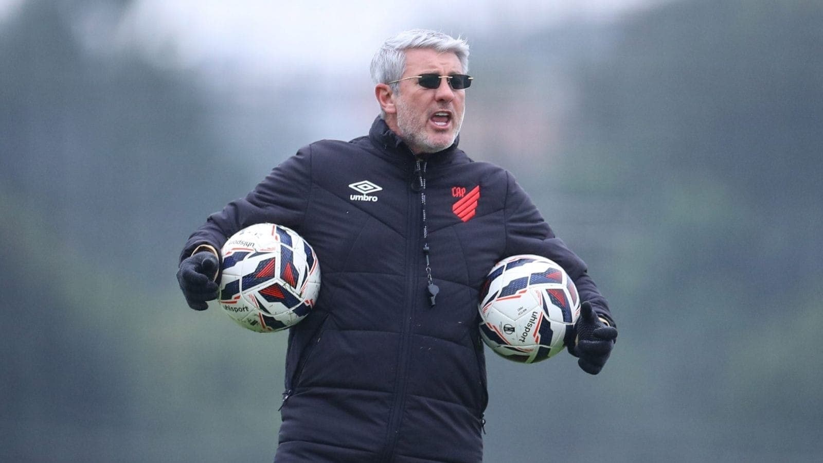 Odair Hellmann em treino do Athletico