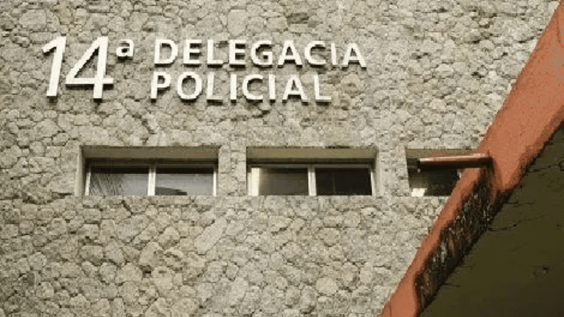 Quatro suspeitos foram presos após tentarem invadir um prédio na Rua Eurico Cruz, foram levados para a delegacia de polícia do Leblon