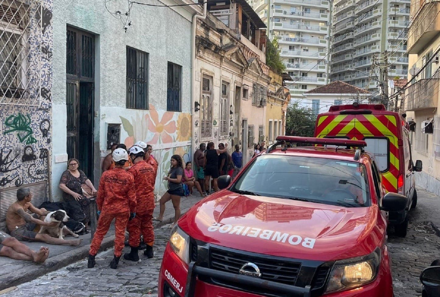 Rua Tavares Bastos, esquina com a Rua Bento Lisboa