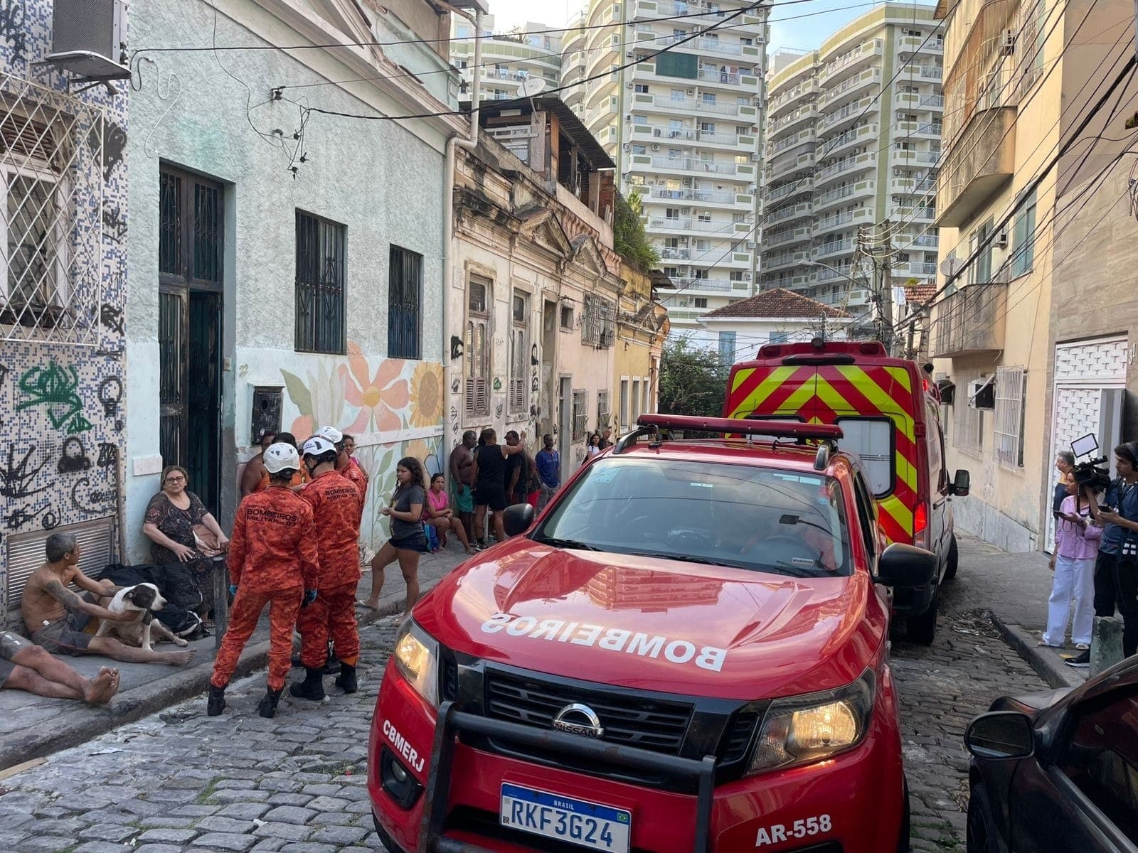 Toda a área no entorno do casarão foi interditada pela Defesa Civil do Estado por causa de novos riscos estruturais.