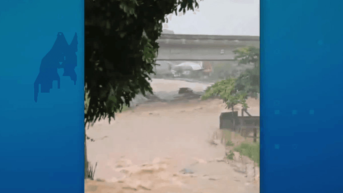Casal e bebê morrem após carro ser arrastado para rio durante chuva em SC
