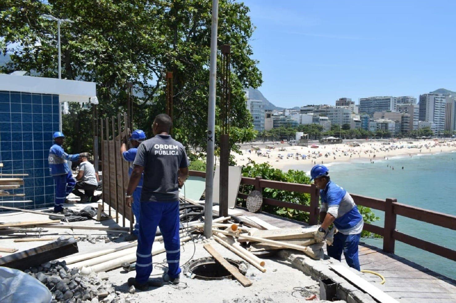 Demolição de obra que ocupava área não permitida Avenida Niemeyer