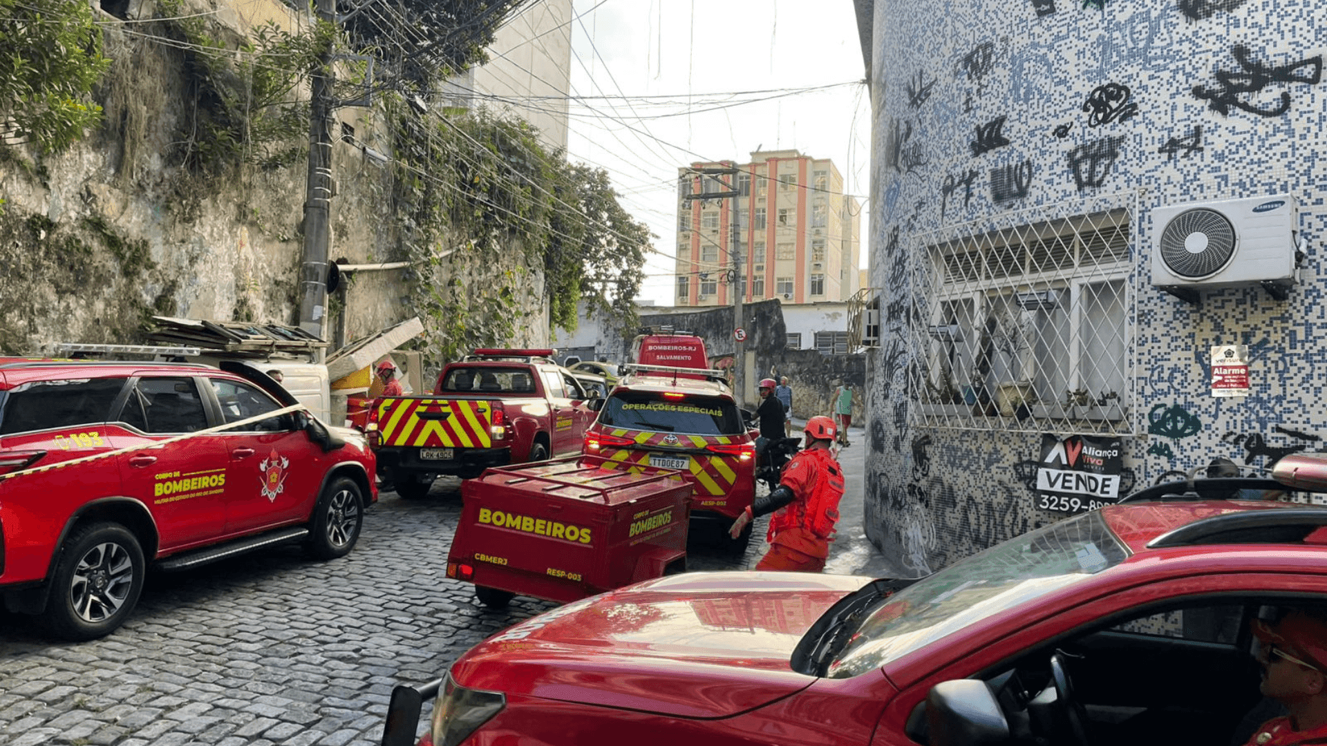 Deve durar até o fim desta semana as obras para a demolição do que sobrou do casarão que desabou na Rua Tavares Bastos, no Catete, na Zona Sul do Rio