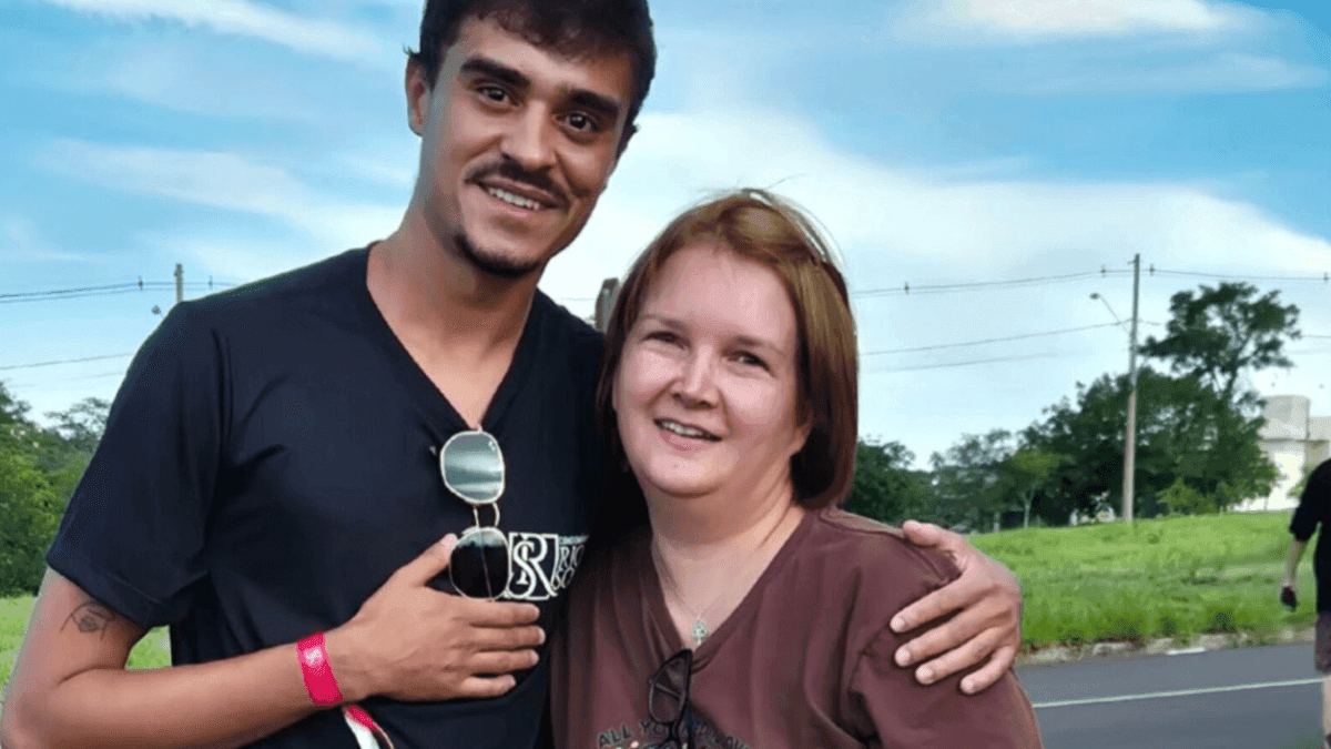 Elize Matsunaga aparece irreconhecível ao lado de fã e foto viraliza