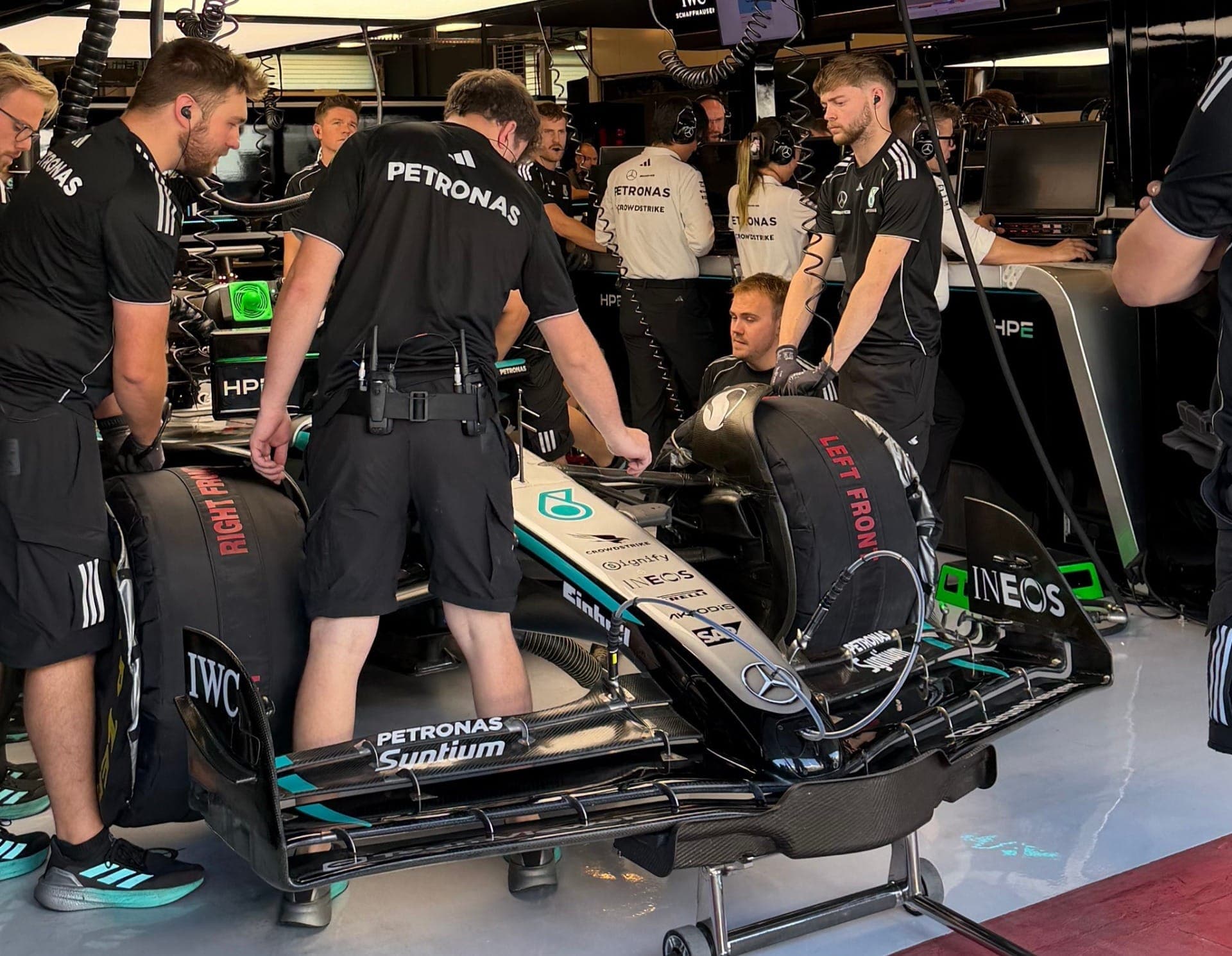 Mercedes usa asa dianteira "improvisada" durante testes da F1 em Abu Dhabi