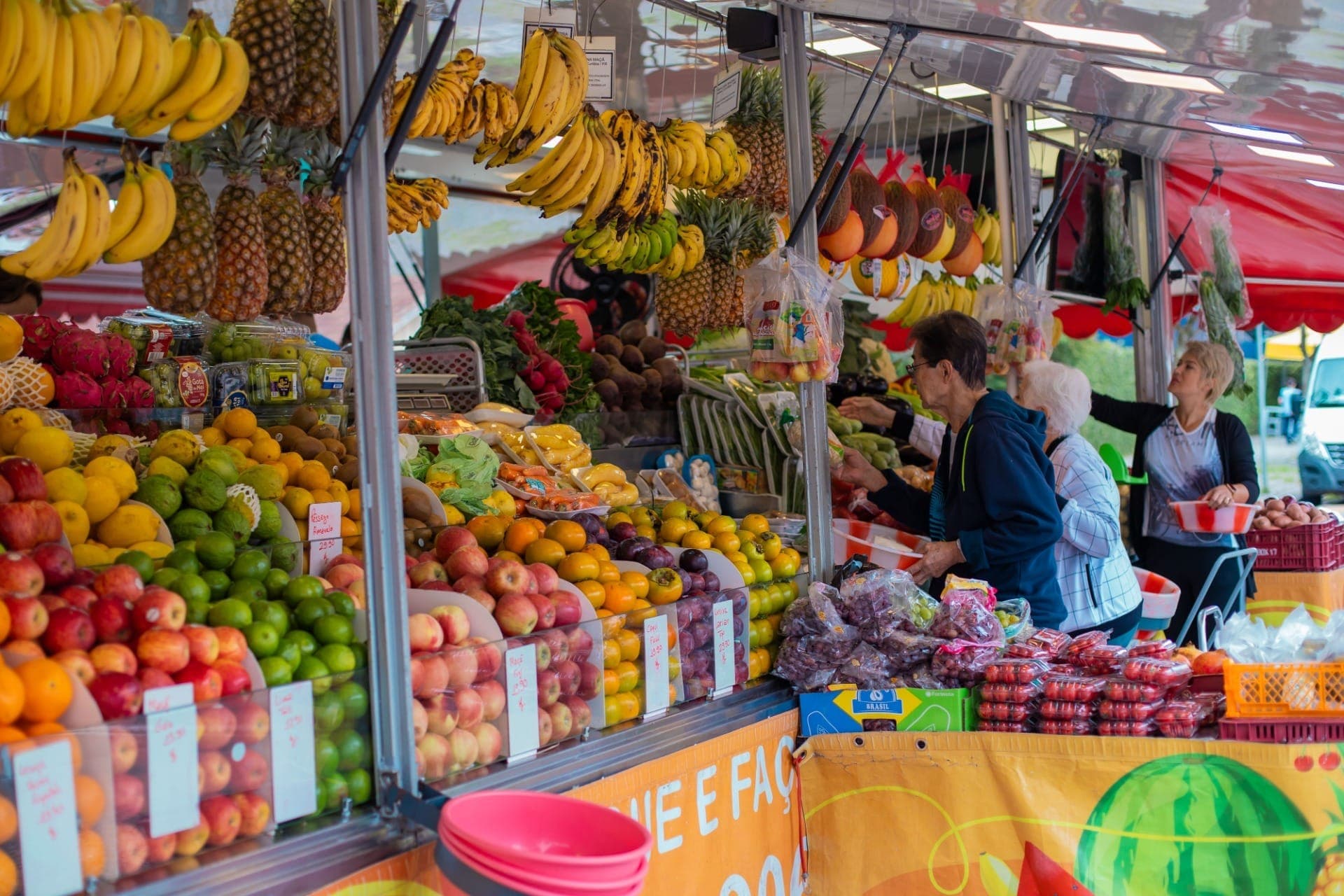 Alimentos como tomate e arroz seguram a inflação em novembro