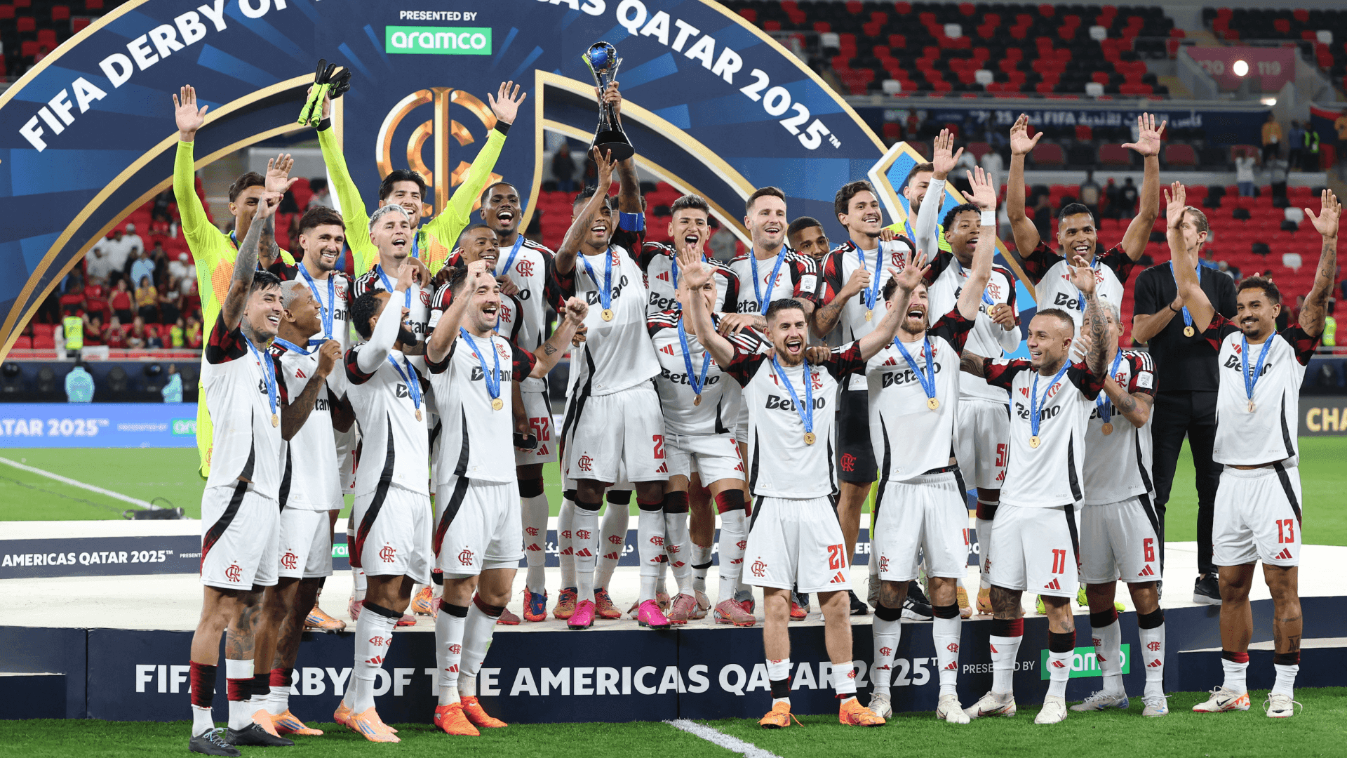 Flamengo levantando a taça do Dérbi das Américas