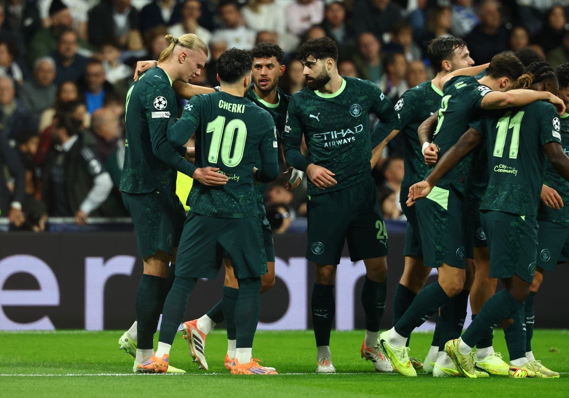 Jogadores do Manchester City comemorando gol do Haaland