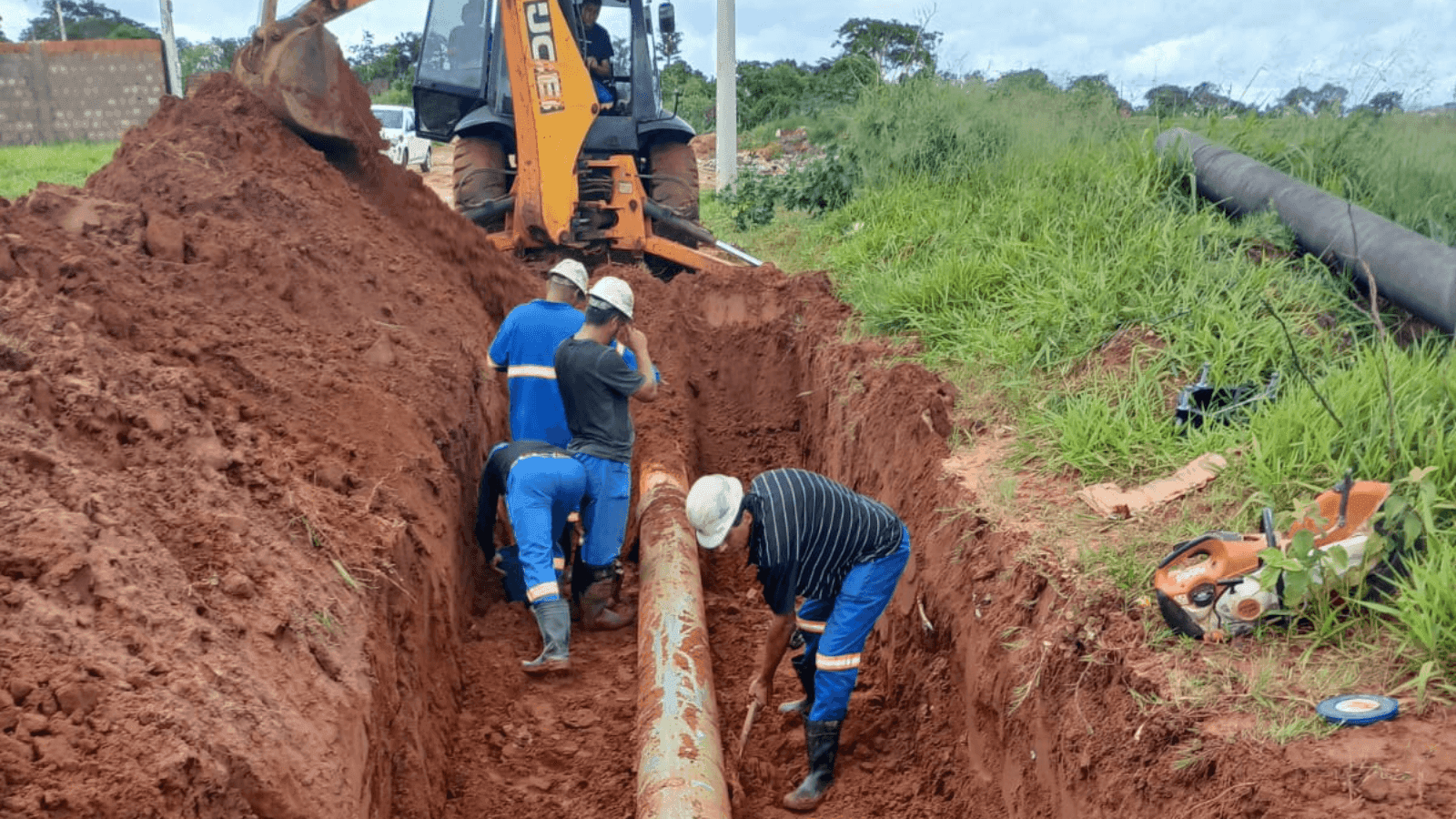O trabalho acontece após as chuvas adiarem o serviço