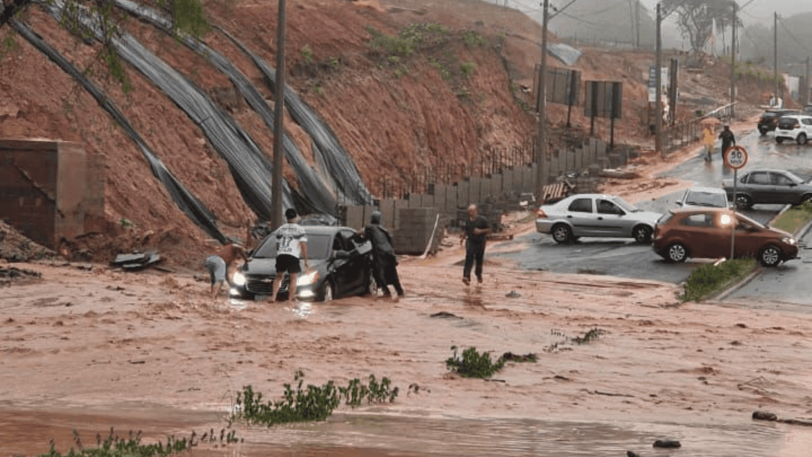Um dos pontos atingidos foi na avenida José da Silva Nogueira Junior