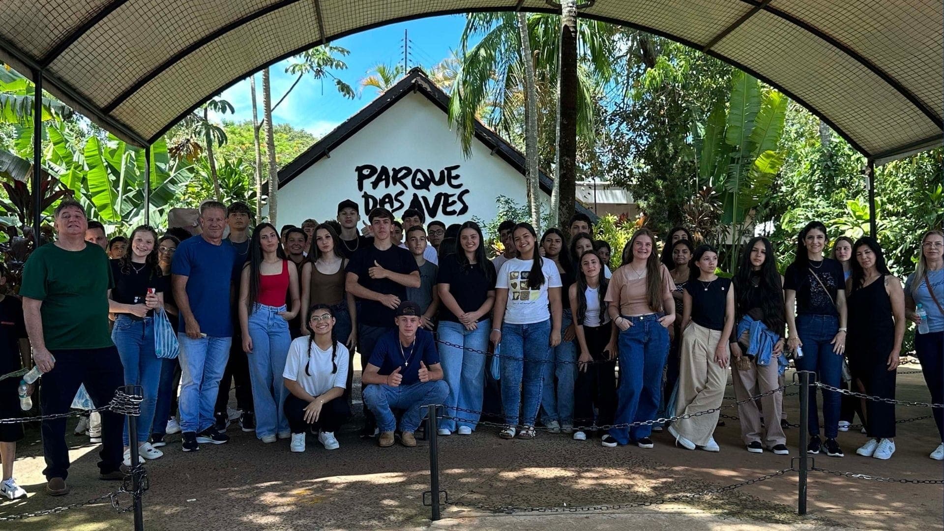 Alunos de Rio Bonito do Iguaçu encerram ano letivo com viagem educativa a Foz do Iguaçu