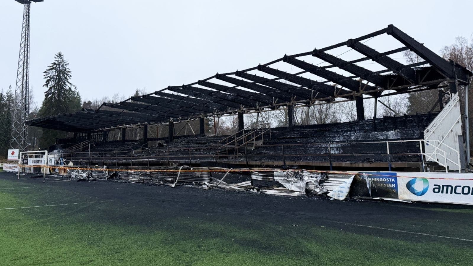Arquibancada do estádio Tehtaan Kenttä ficou completamente destruída