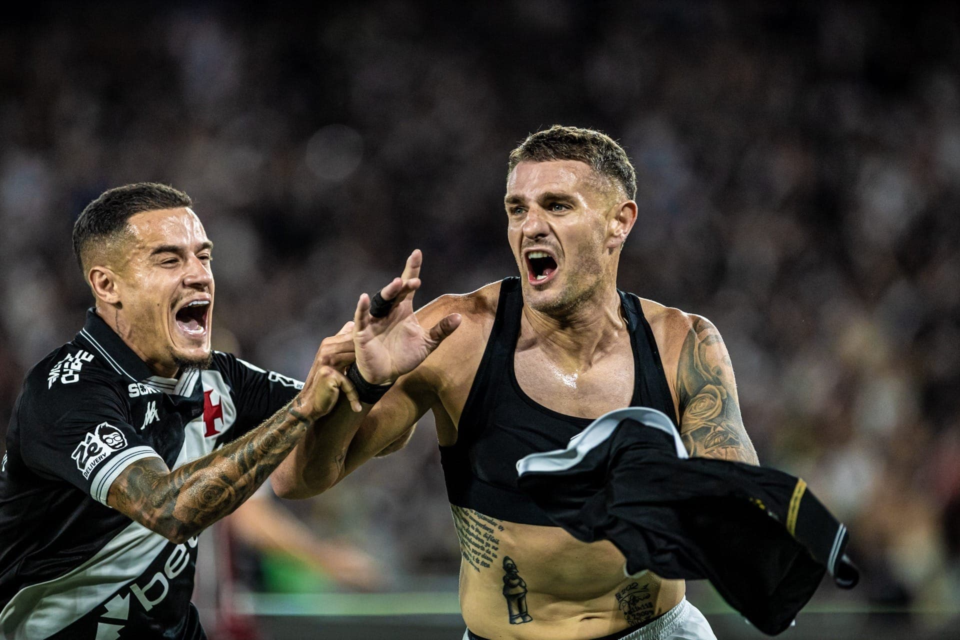 Coutinho e Vegetti comemoram o gol da vitória do Vasco sobre o Fluminense