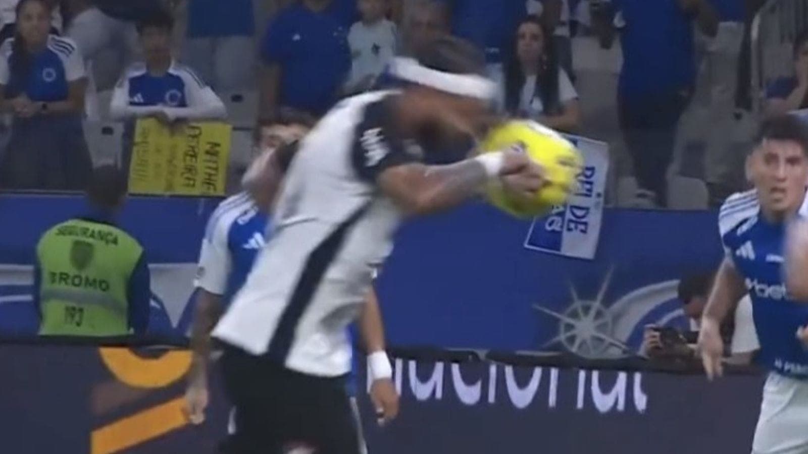 Imagem indica toque de mão de Memphis antes do gol do Corinthians