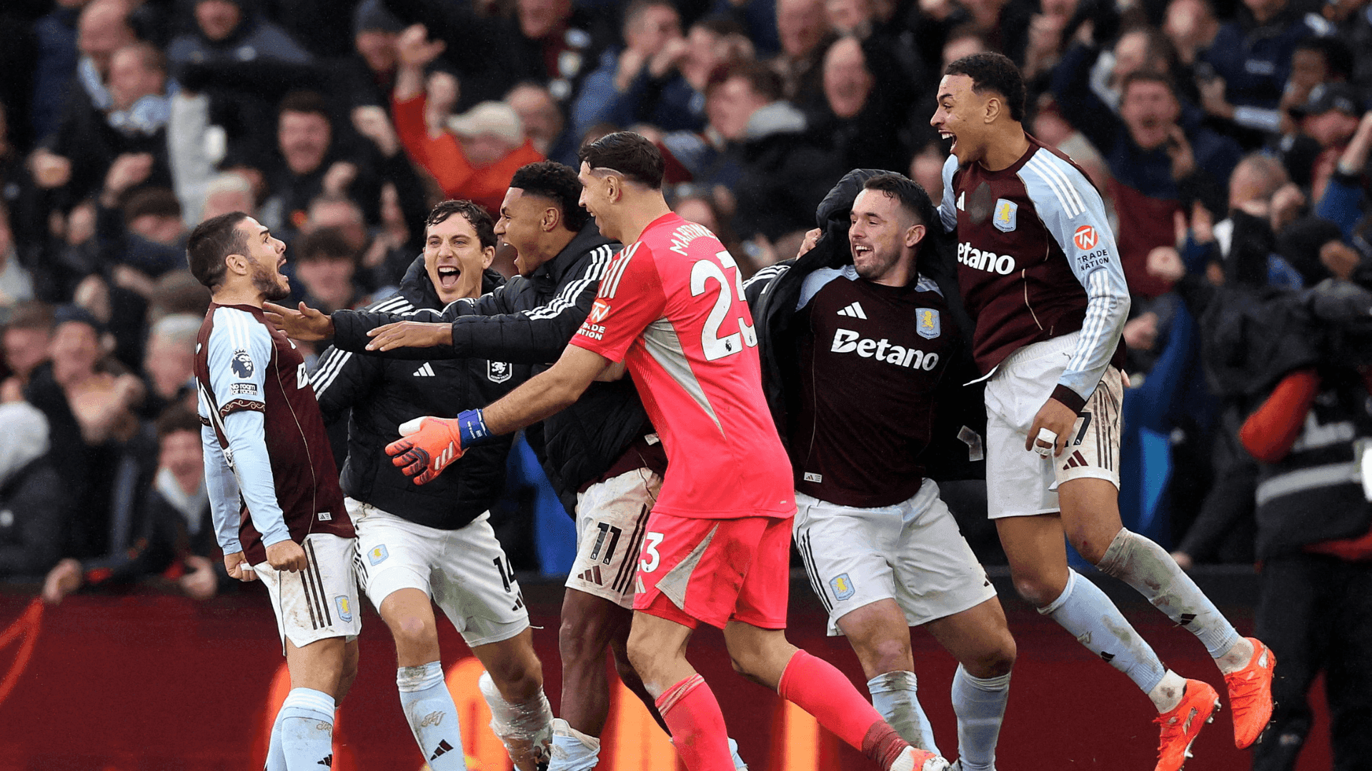Jogadores do Aston Villa comemorando gol