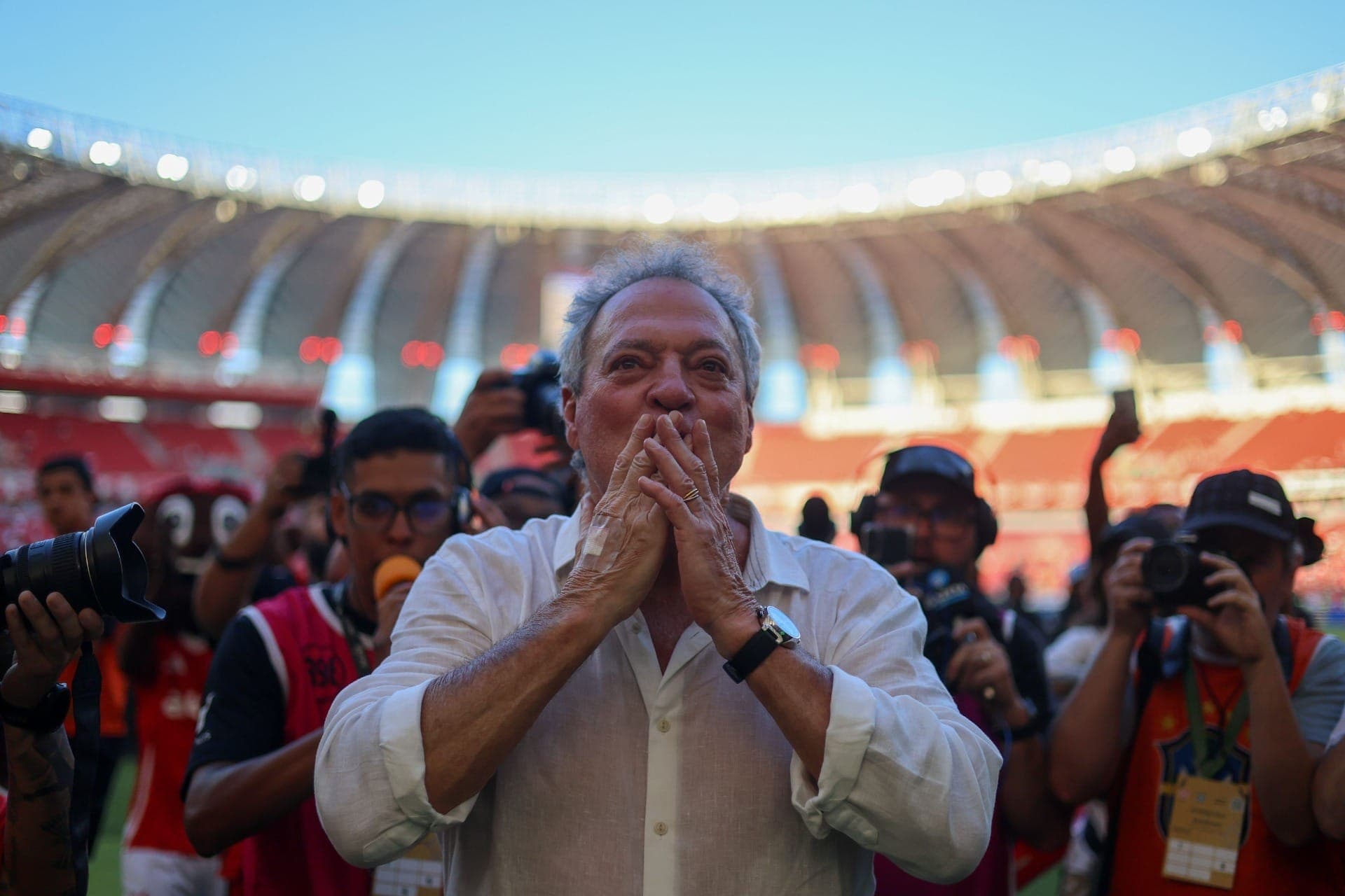 Abel Braga comemora permanência do Internacional na Série A