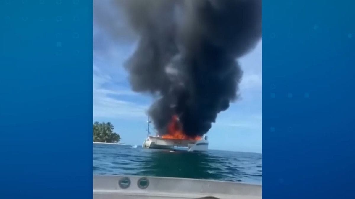 Navio pega fogo e turistas se lançam em mar de tubarões