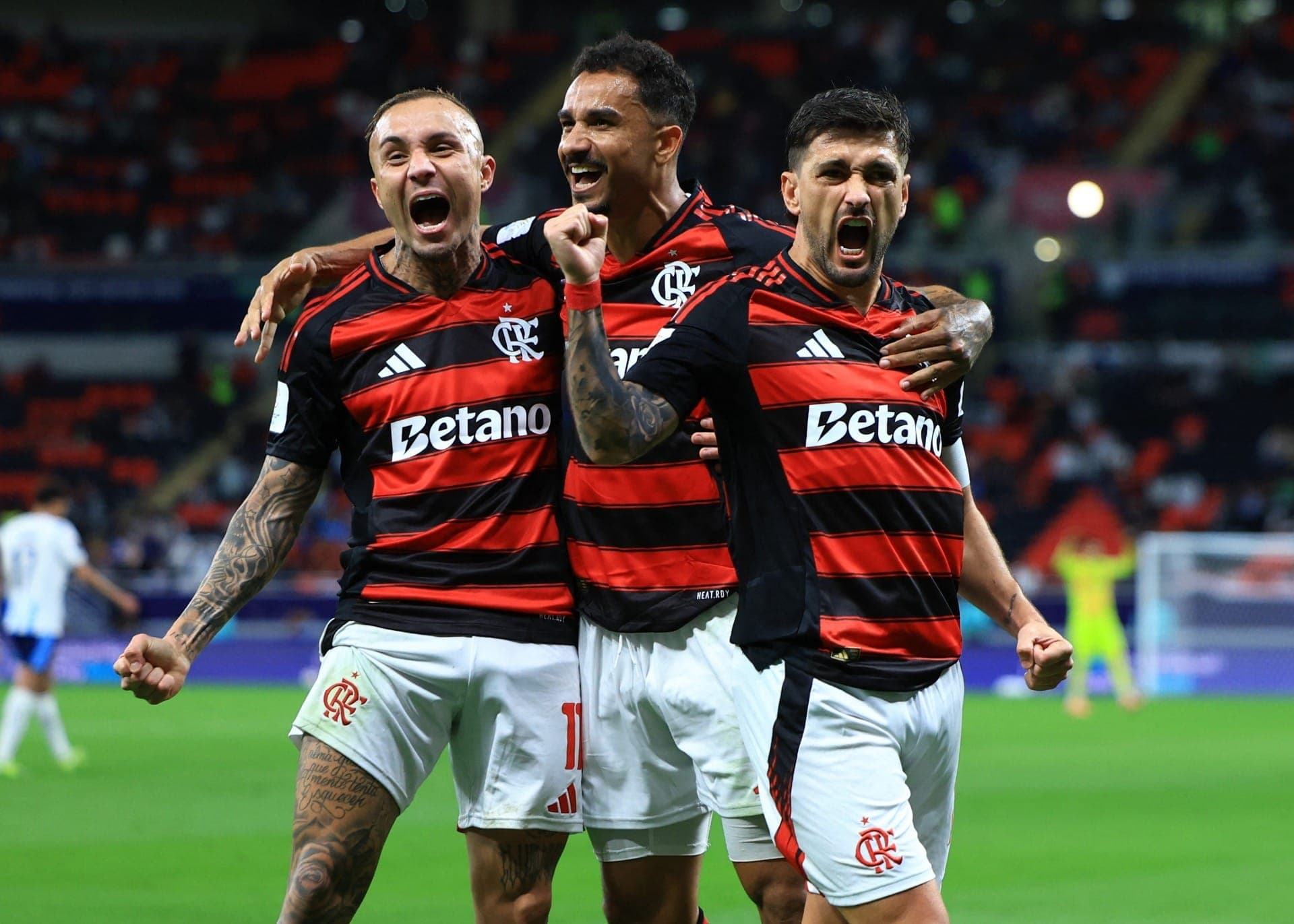 Everton Cebolinha, Danilo e Arrascaeta comemorando o segundo gol do Flamengo contra o Pyramids