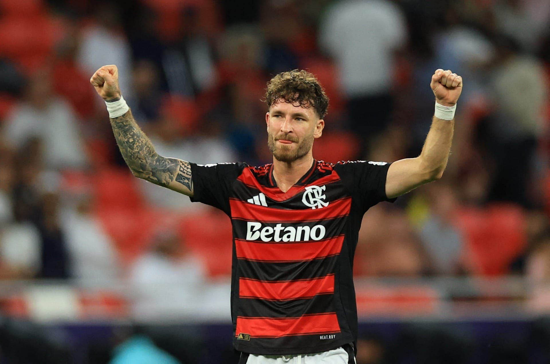 Léo Pereira comemorando gol contra o Pyramids