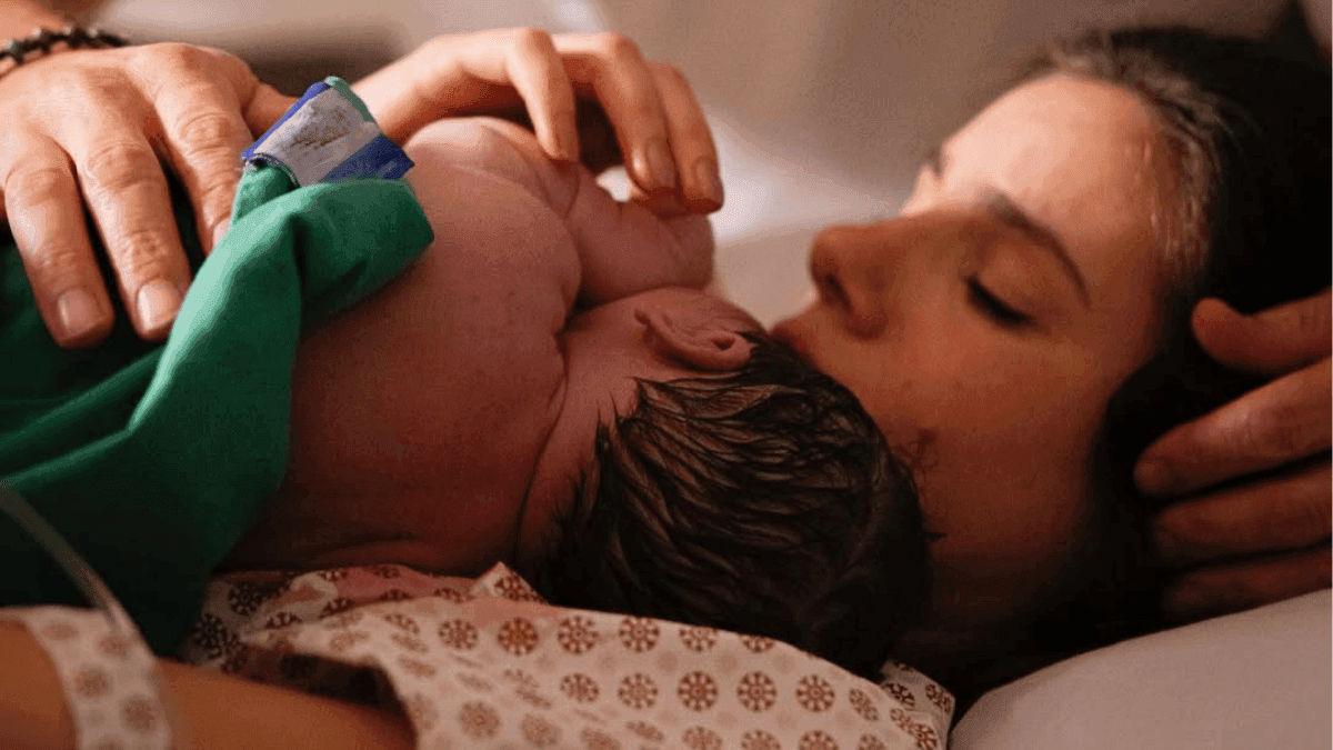 Nasce Clara, filha de Camila Queiroz e Klebber Toledo