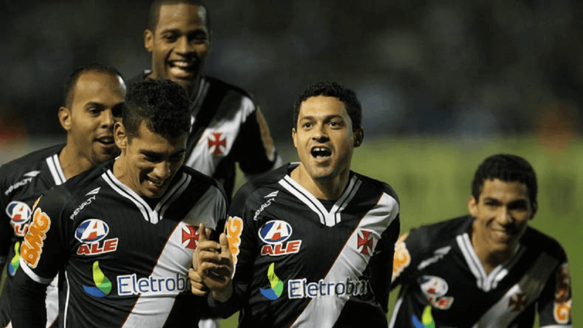 Dedé, Alecsandro, Diego Souza, Eder Luís e Allan comemorando gol contra o Coritiba na final da Copa do Brasil 2011