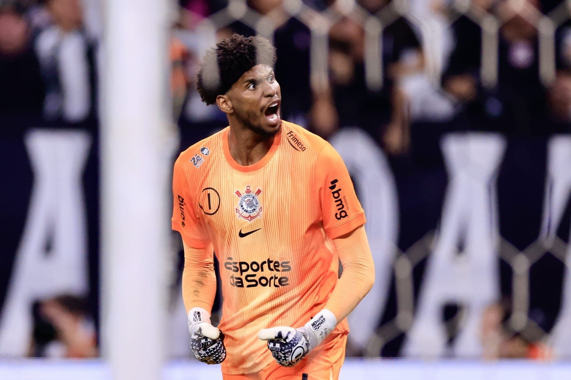 Hugo Souza defendeu duas cobranças e colocou o Corinthians na decisão