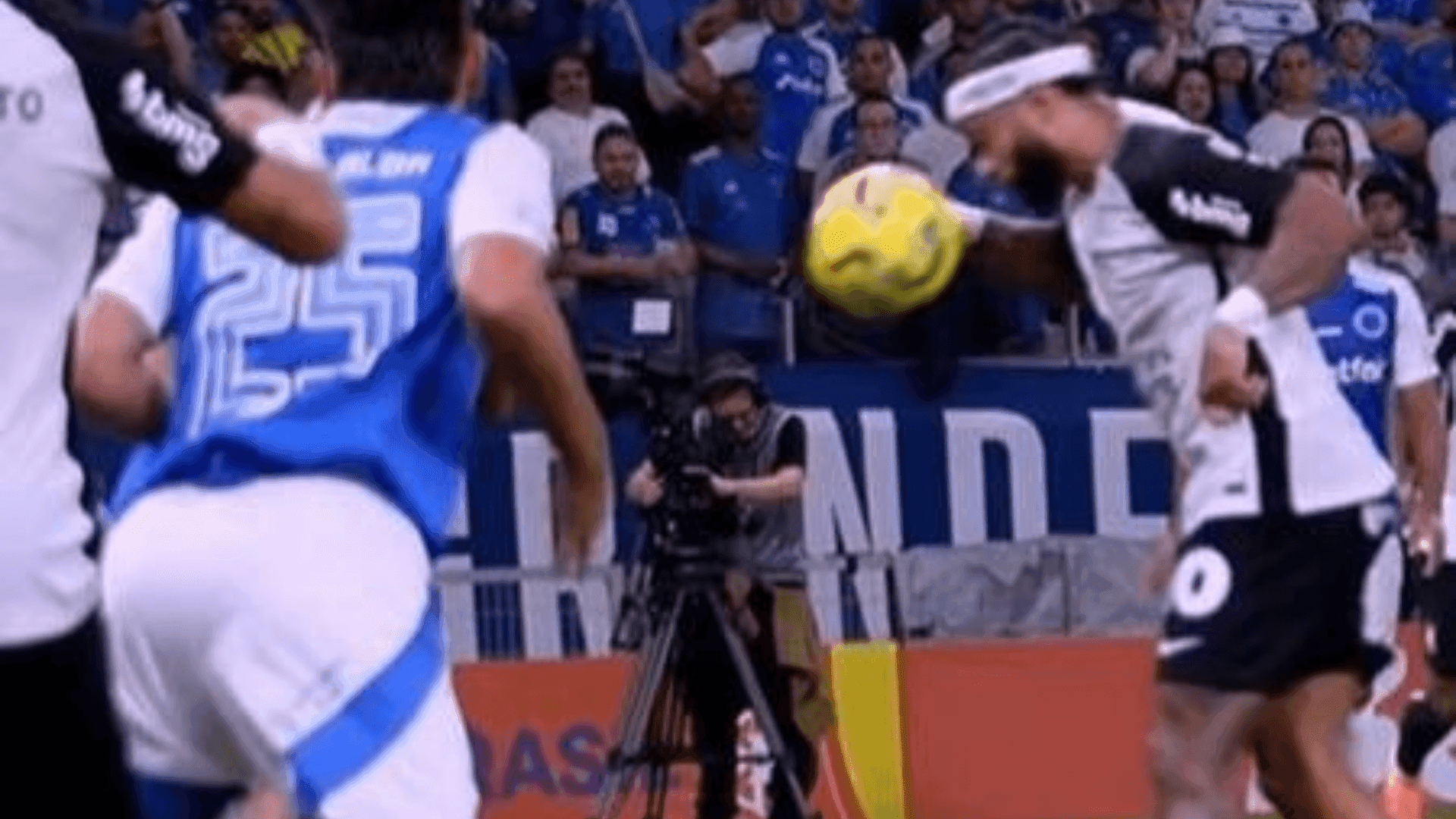 Possível toque de mão em gol de Memphis no jogo de ida da semifinal da Copa do Brasil