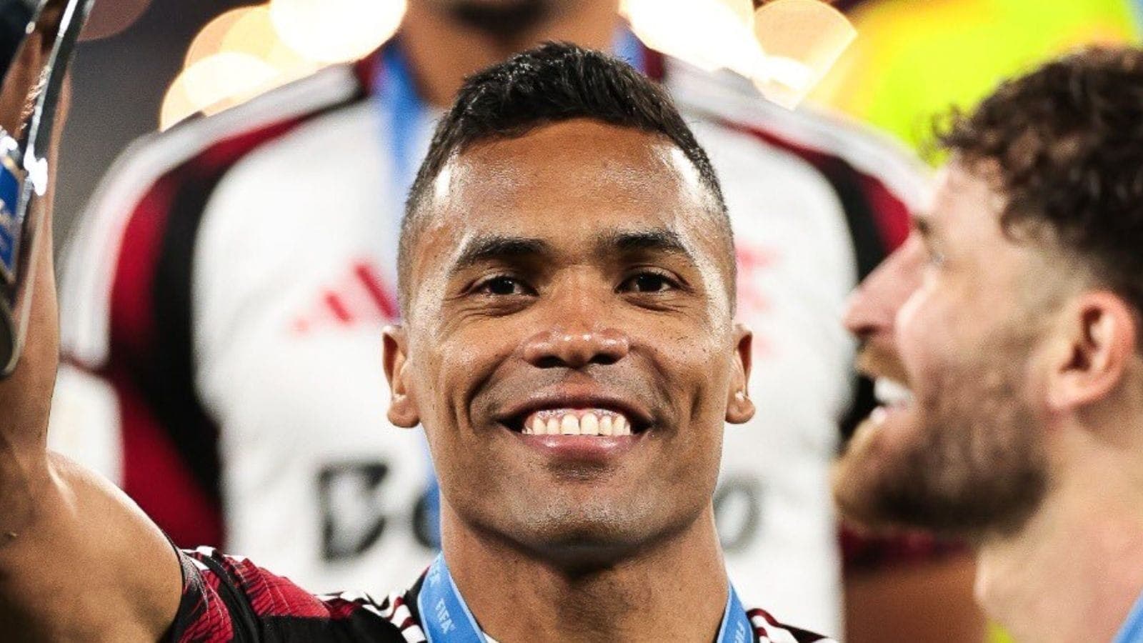 Alex Sandro comemora título do Flamengo na Challenger Cup