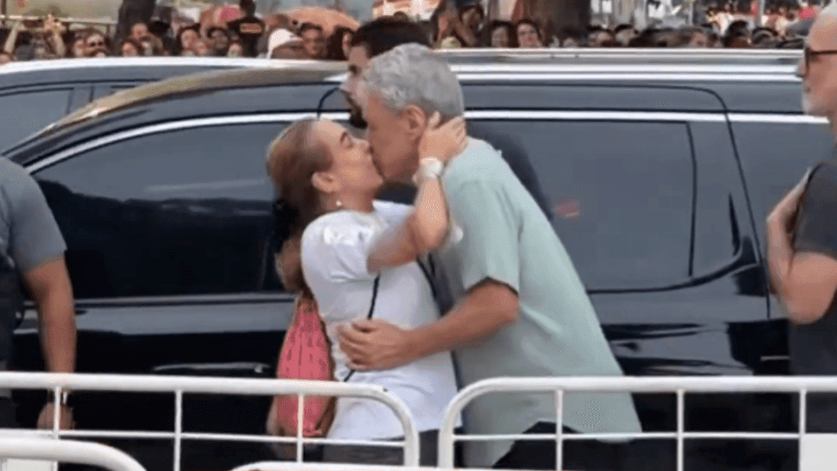 Chico Buarque é flagrado beijando Cissa Guimarães durante ato em Copacabana