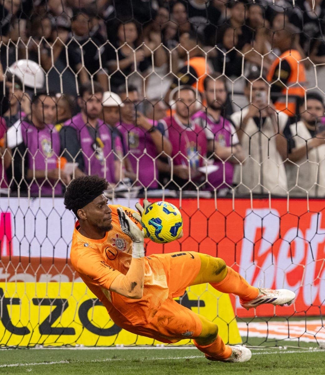 Hugo Souza, do Corinthians, defende pênalti do Cruzeiro na semifinal da Copa do Brasil 2025