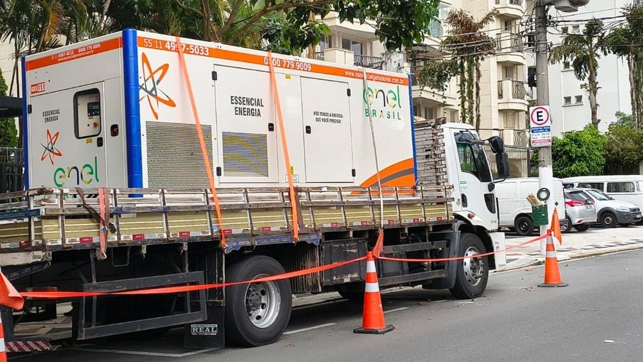 Enel faz reparo em rede elétrica em SP