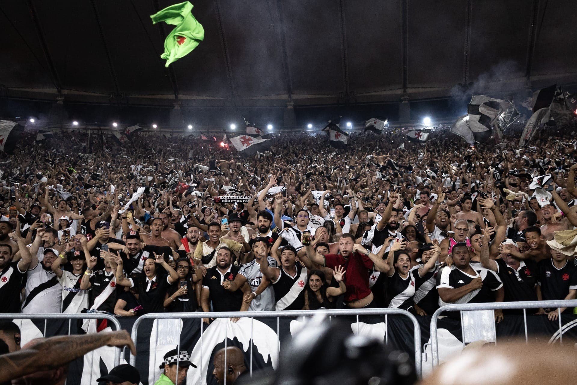 Entre os ingressos restantes, o mais barato custa 150 reais, a meia entrada no setor norte, e o mais caro R$2.000, no Maracanã Mais