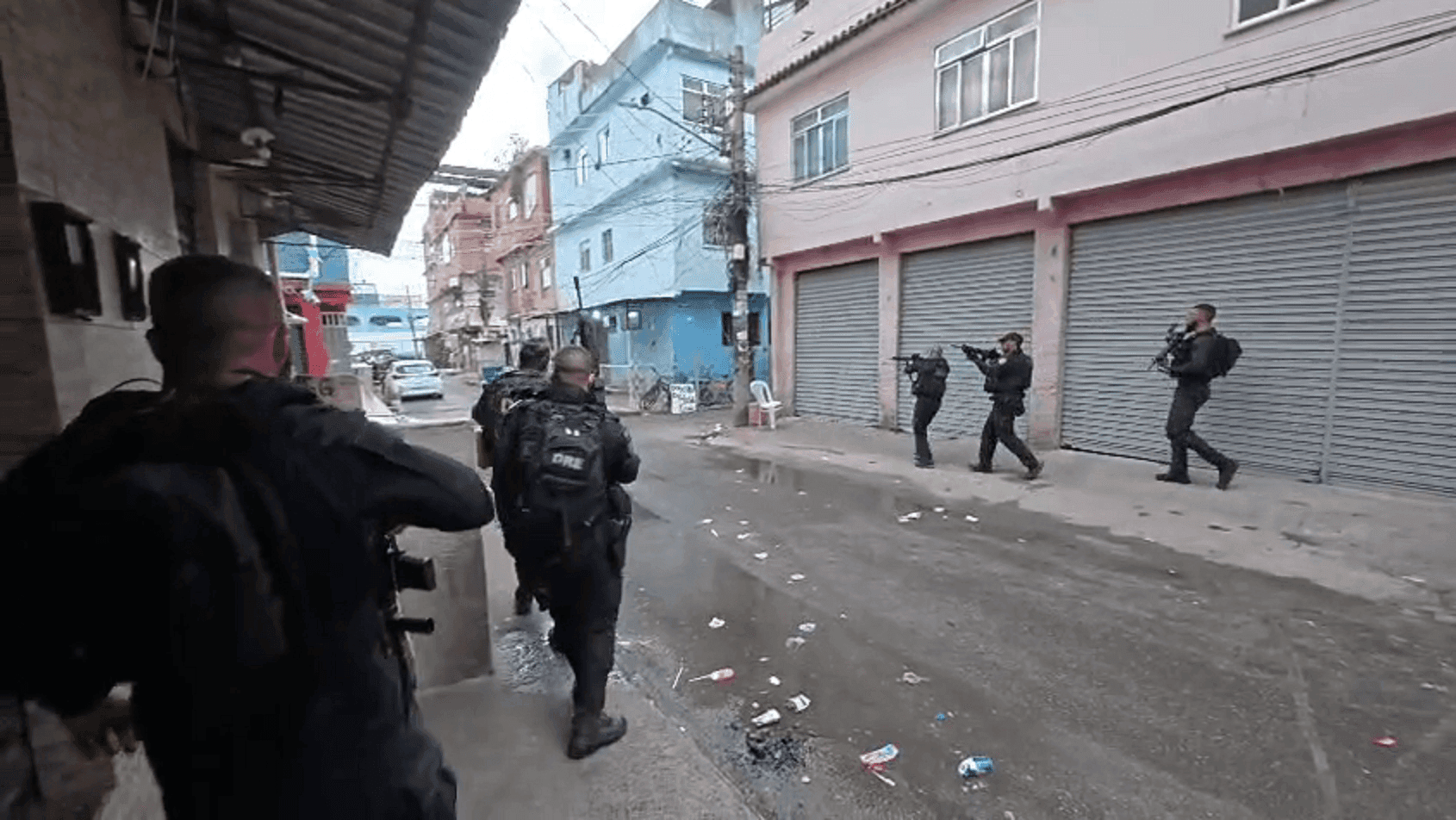 Agentes da Polícia Civil atuando no Complexo da Maré