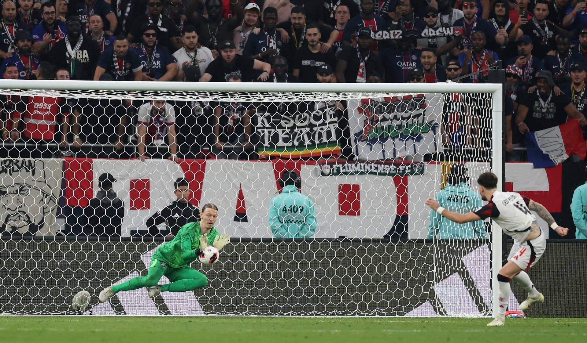 Safanov defende pênalti de Leo Pereira