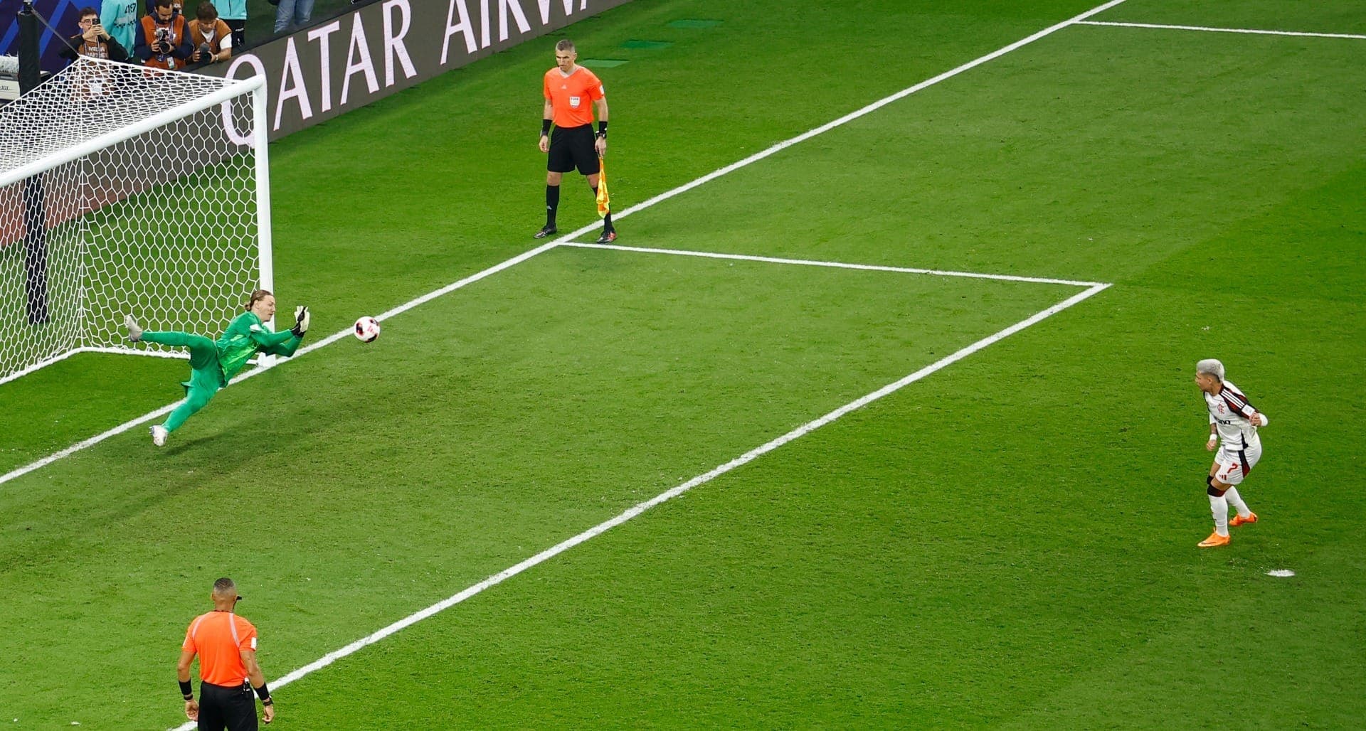 Safonov defende quatro pênaltis para o PSG