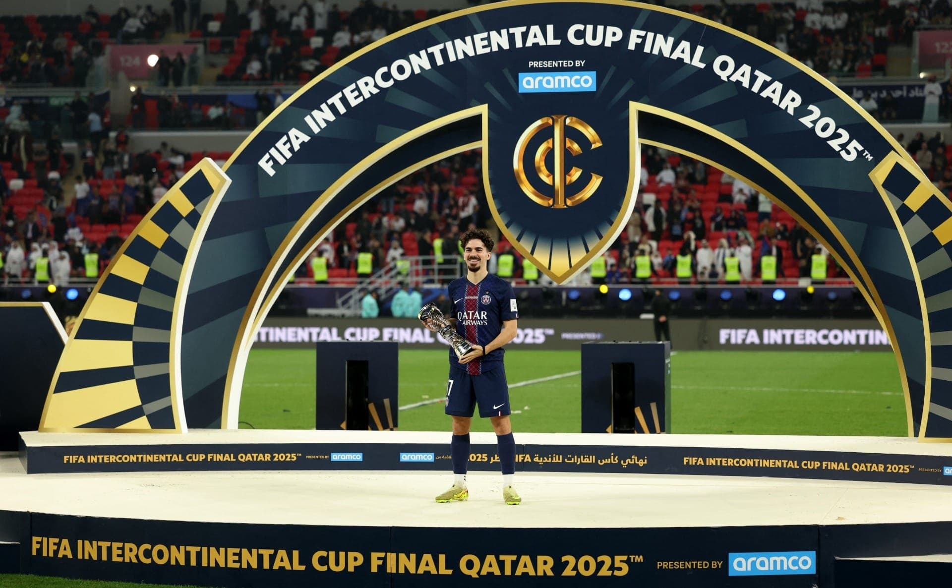 Vitinha recebe prêmio de melhor jogador do Intercontinental
